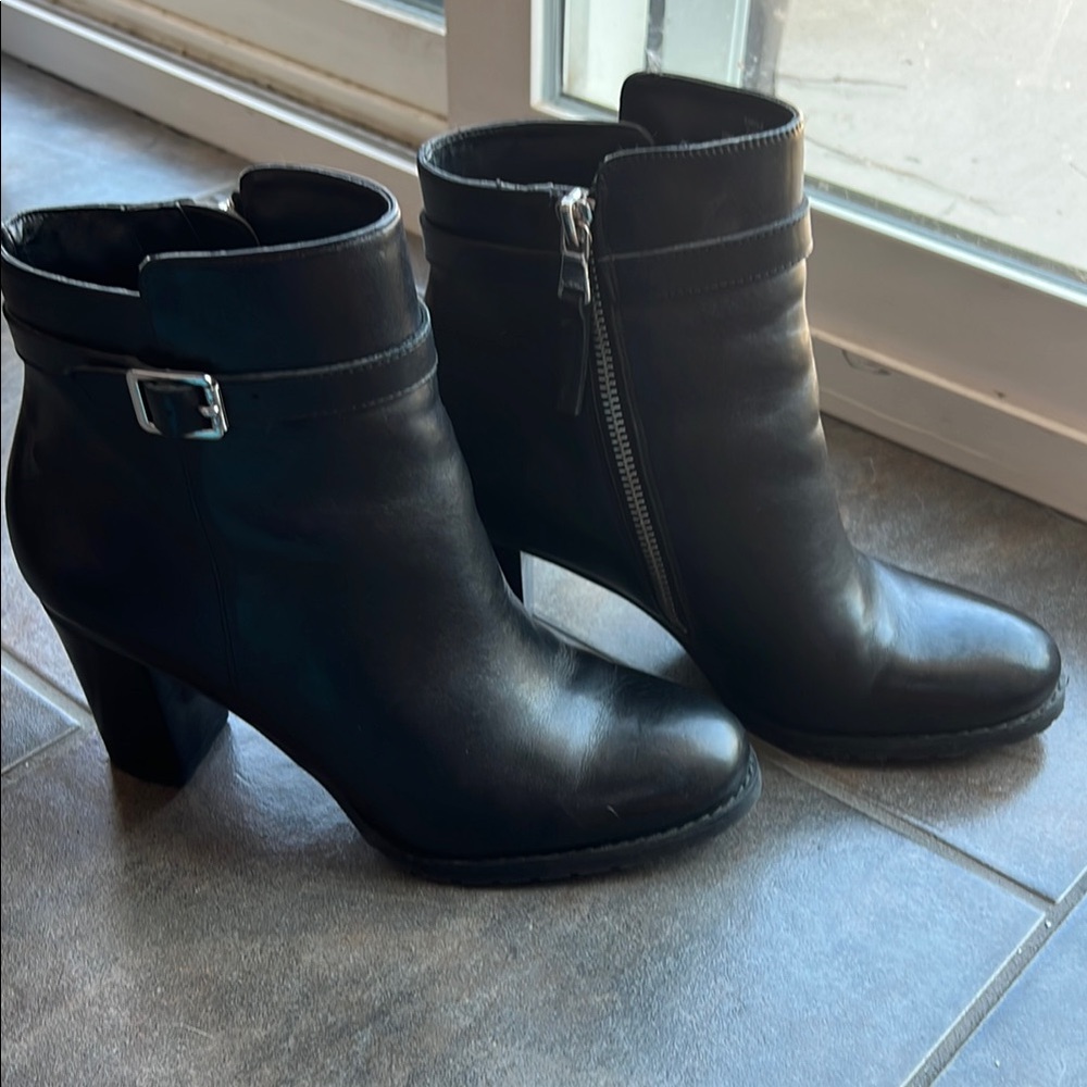 Lauren Ralph Lauren Black Leather Ankle Boots 3” heels like new